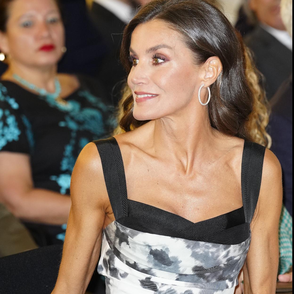 La reina Letizia con un vestido de flores.