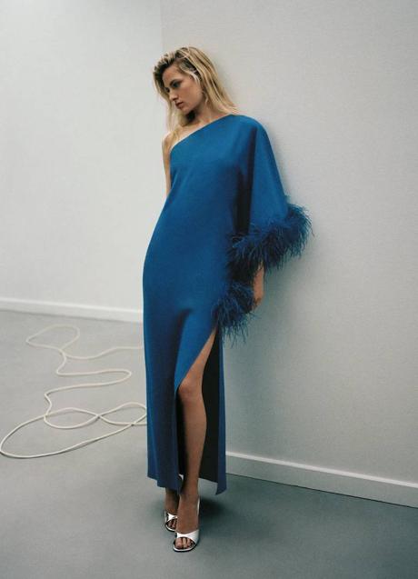 Imagen - Vestido asimétrico decorado con plumas