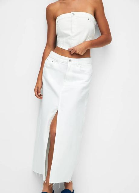Imagen - Falda vaquera en blanco de Pull & Bear. Foto: Pull & Bear.