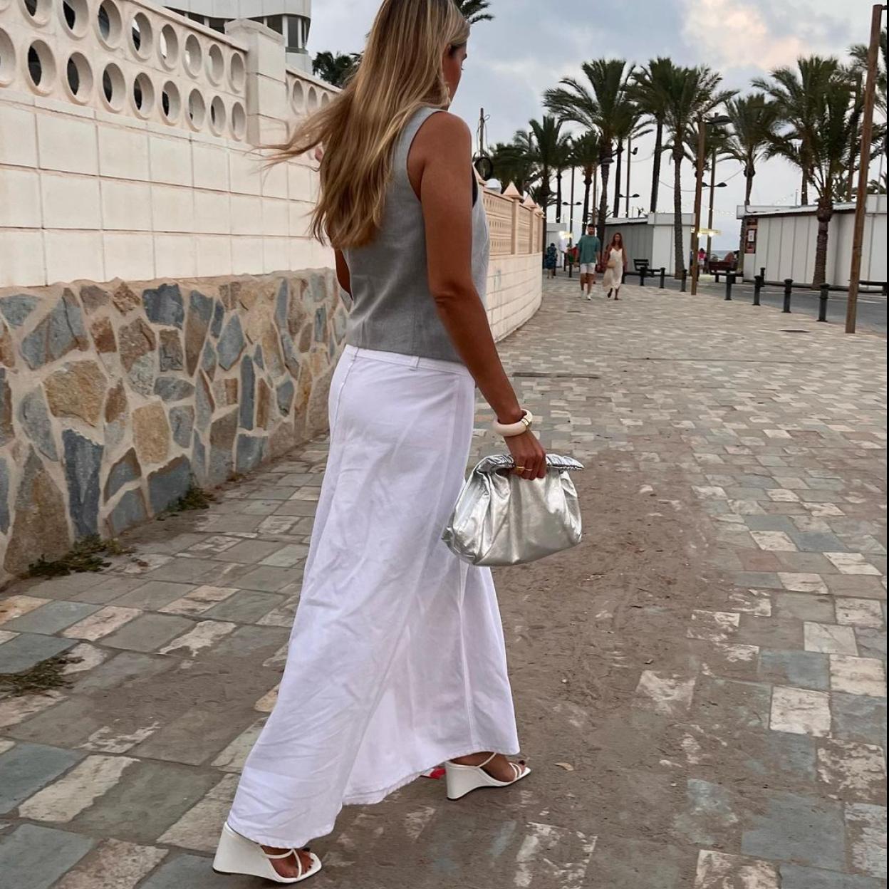 La influencer Paula Cremades con las sandalias de Mango.