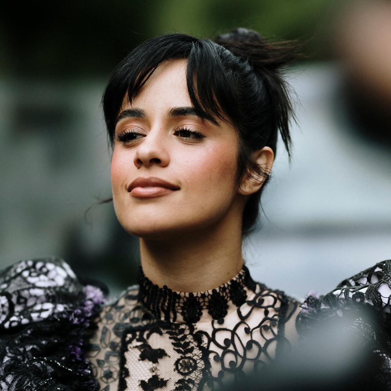 Una mujer con maquillaje espresso.