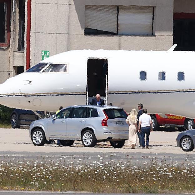 Don Juan Carlos, a su llegada al aeropuerto de Vigo. 