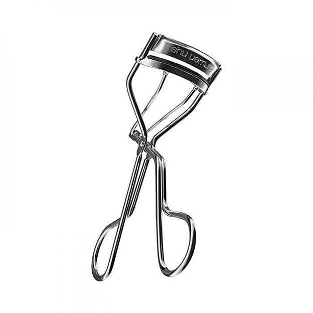 Iconic Eyelash Curler de Shu Uemura. Precio: 23,07 euros