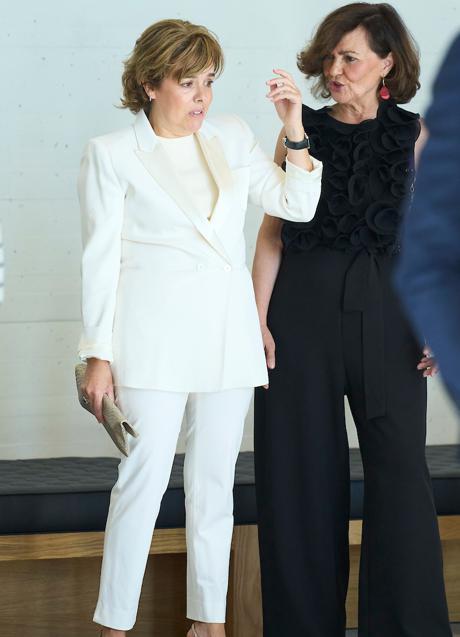 Imagen - Soraya Sáenz de Santamaría y Carmen Calvo, ambas ex vicepresidentas del gobierno, charlaron animadamente durante la inauguración de la Galería de las Colecciones Reales. / LIMITED PICTURES