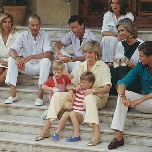 Los príncipes de Gales (con Guillermo y Harry) junto a los reyes de España y sus hijos en Marivent. 