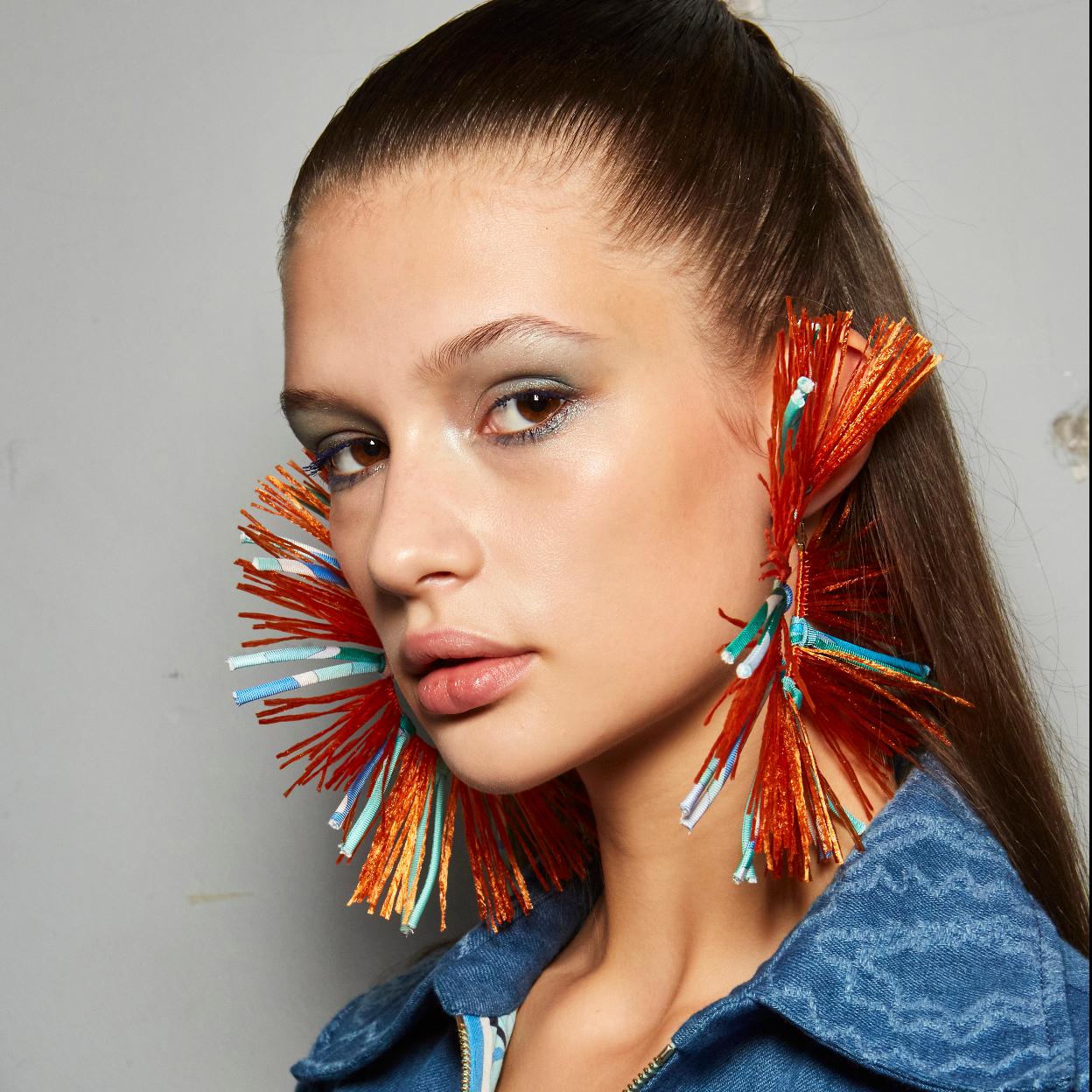 Una modelo en el backstage.