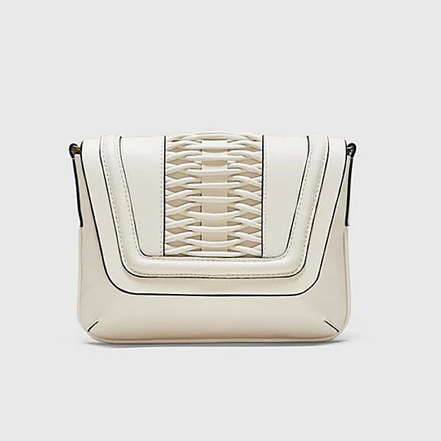 Imagen principal - El bolso de Yliana Yepez, la pulsera de Kidult y las sandalias de Micuir.