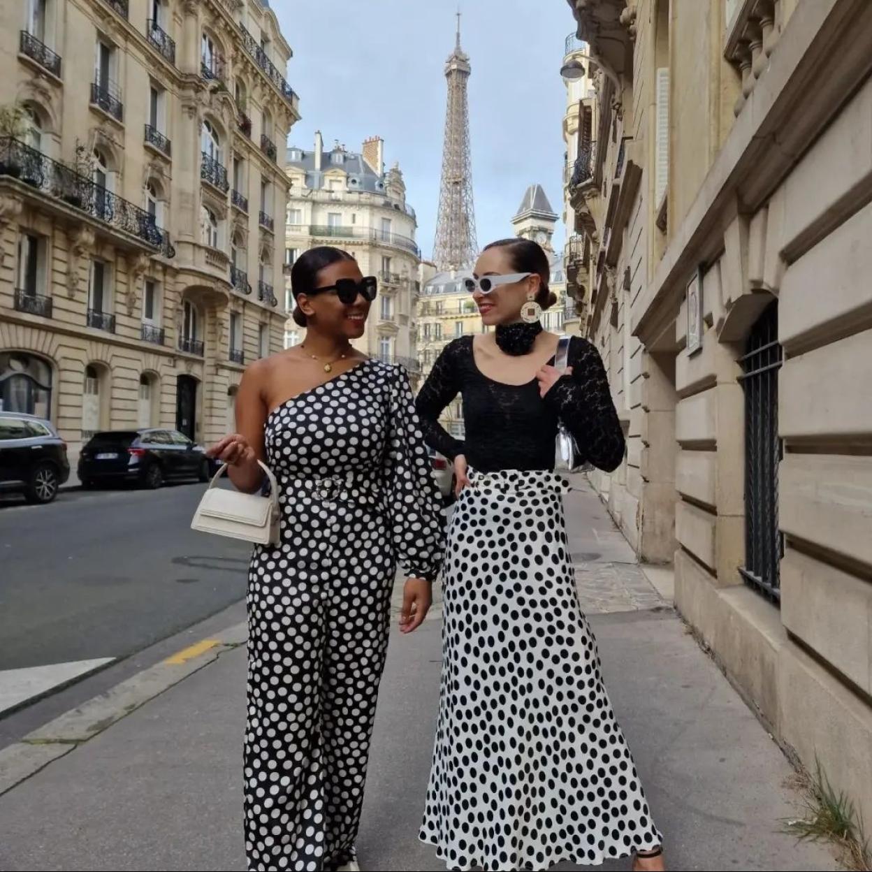 Dos mujeres con prendas con estampado de lunares.