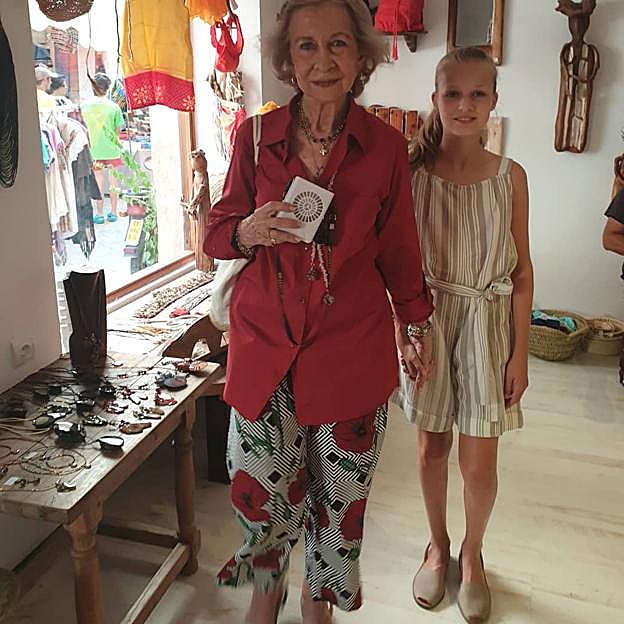 La reina emérita Sofía y la princesa Leonor, fotografiadas en una tienda de Polleça en el verano de 2019, cuando visitaron el mercadillo de la ciudad mallorquina.