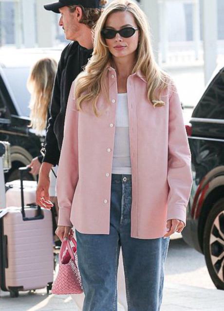 Imagen - Margot Robbie con camisa en rosa y bolso a juego. Foto: @margotposts 
