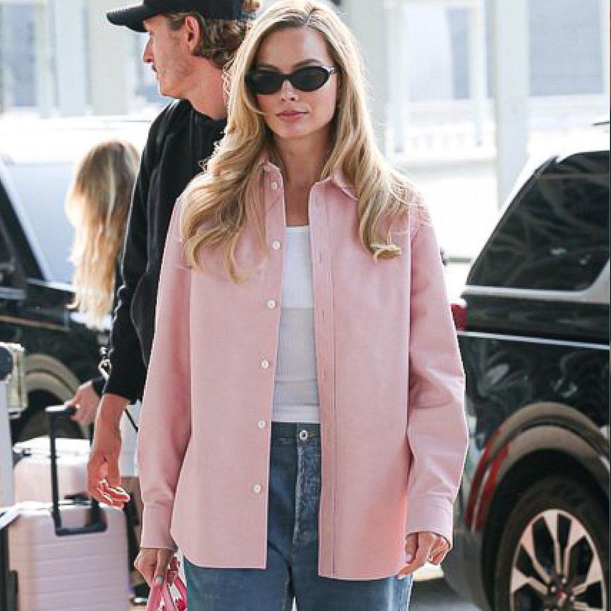 Margot Robbie con chaqueta de tweed en rosa.