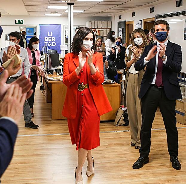 Ayuso con un vestido rojo de punto.