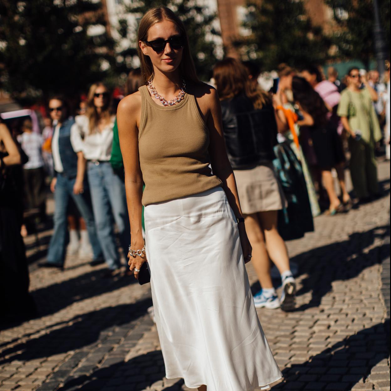 La falda larga más buscada es blanca y de lino