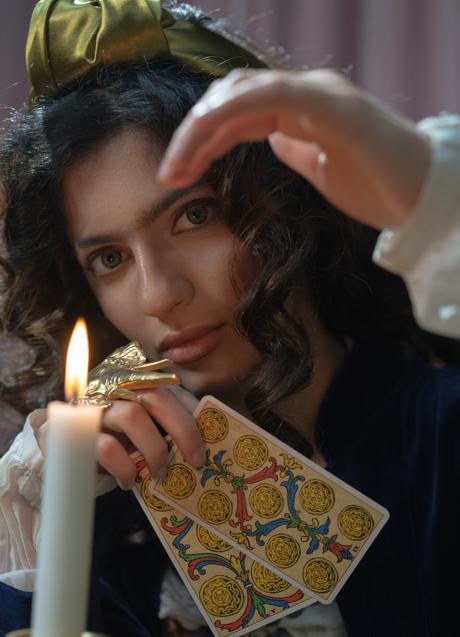 Imagen - Mujer con cartas del Tarot/PEXELS