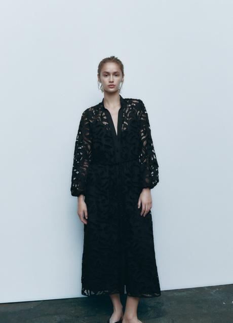 Imagen - Vestido con bordados en negro de Zara. Foto: Zara.