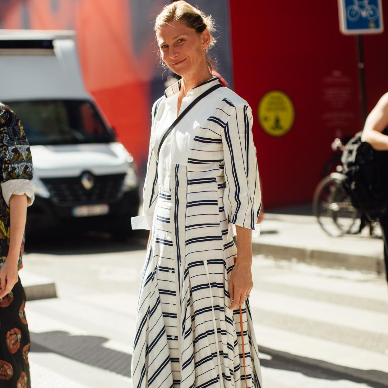 Una mujer con vestido a rayas.