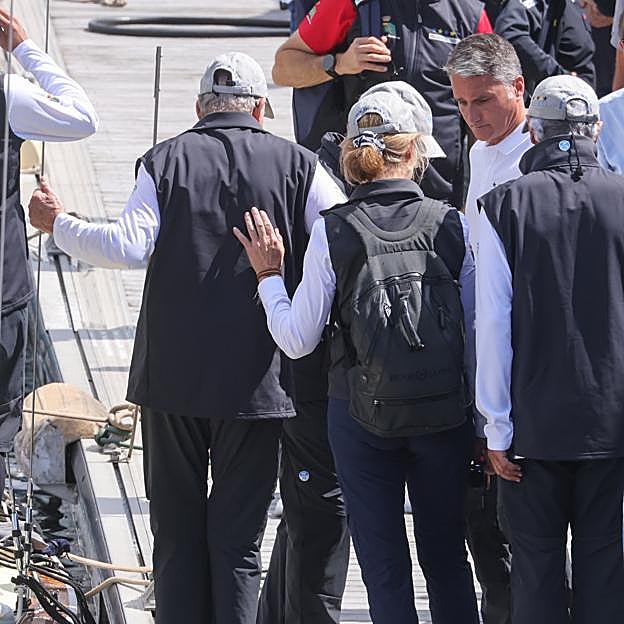 La inafanta Elena acompaña a su padre ante la mirada de Pedro Campos, amigo íntimo del rey emérito