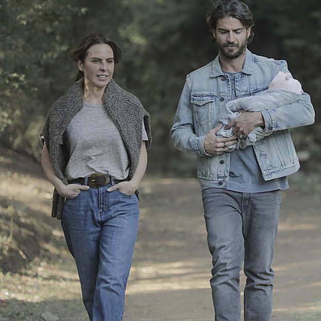 Kate del Castillo y Maxi Iglesias en una imagen de Volver a caer.