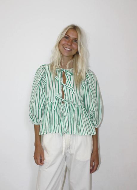 Imagen - Blusa con lazos y estampado de rayas de la firma Boii Studios. Foto: Boii Studios.