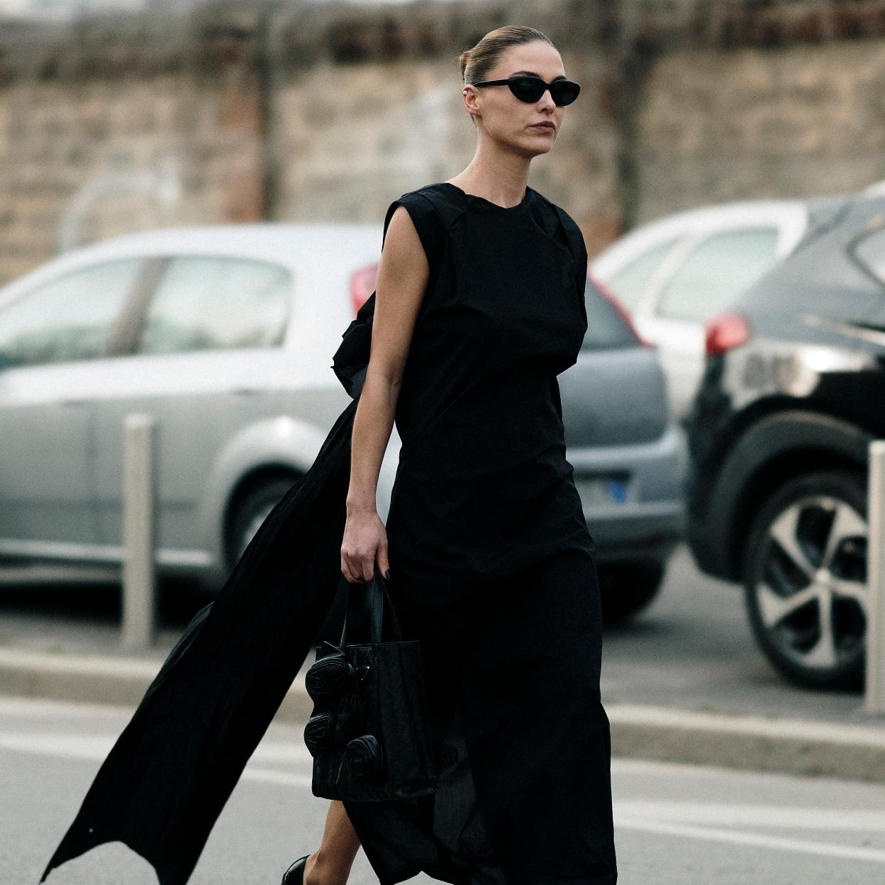 Un look de street style con un vestido negro.