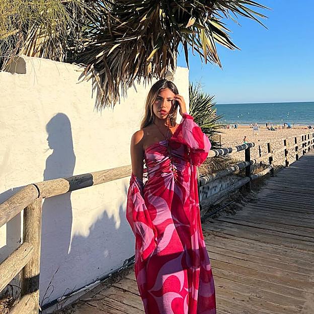 El vestido caftán de El Corte Inglés que arrasa entre las influencers para las noches de verano