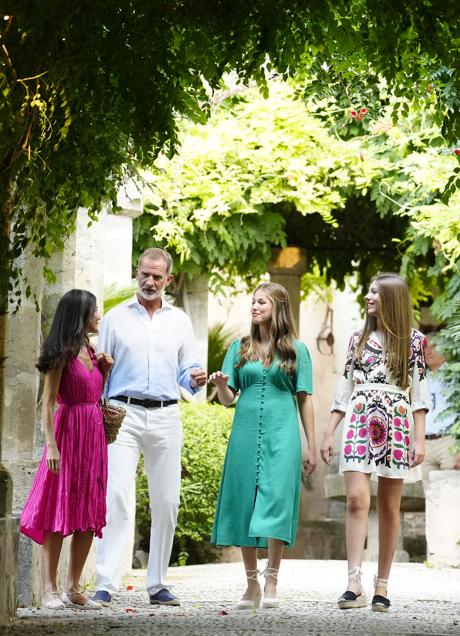 Imagen - Los reys y sus hijas en Mallorca. / LIMITED PICTURES