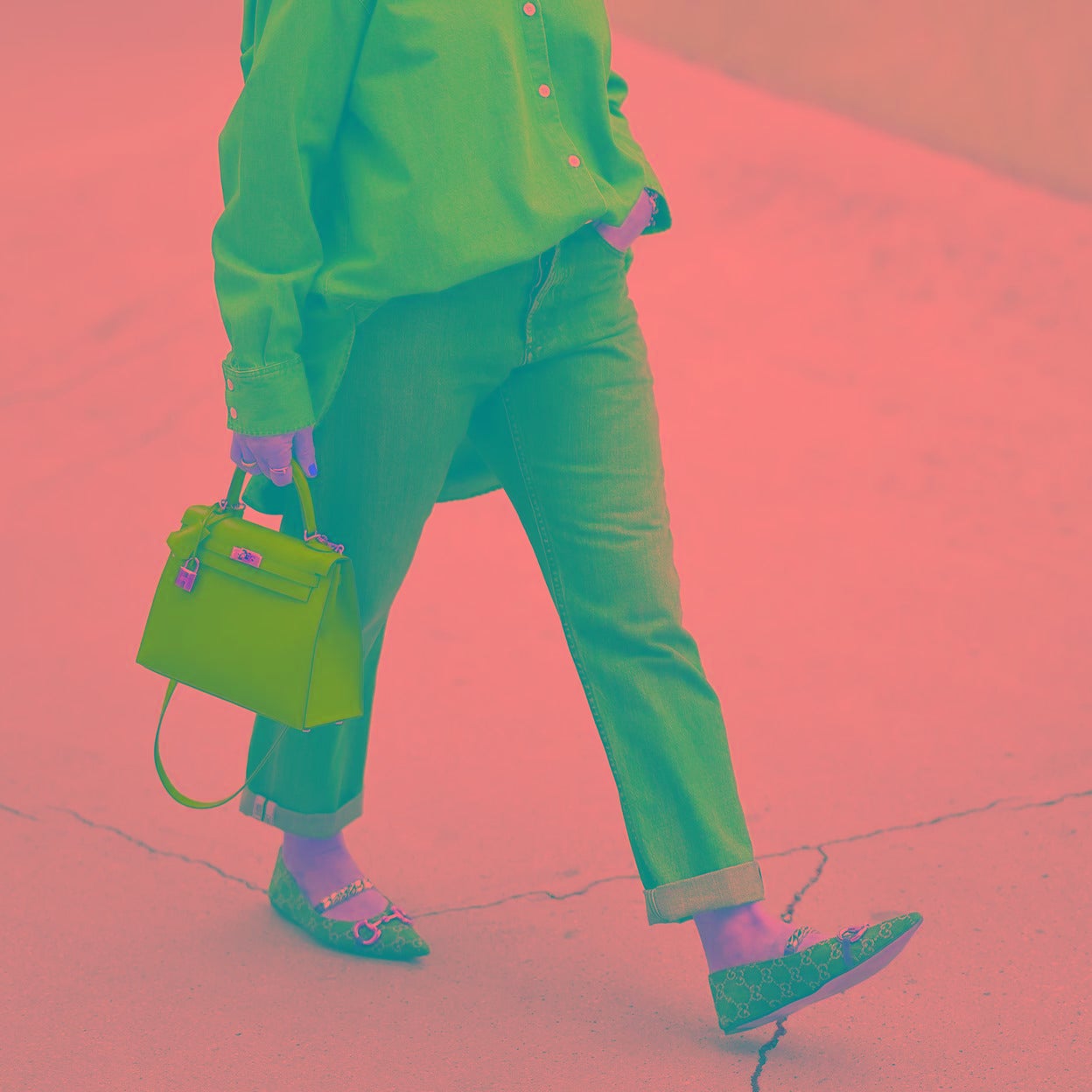 Un look de street style con bailarinas con hebillas.