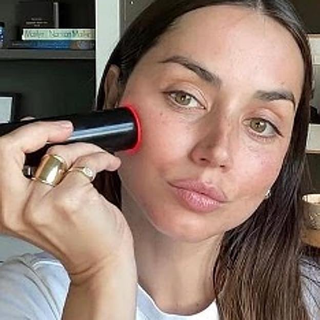 Ana de Armas usando el láser LYMA.