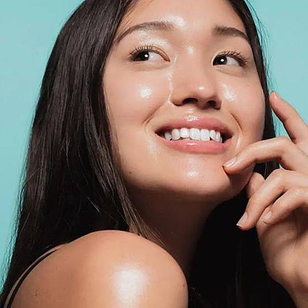 Mujer con brillos por piel grasa