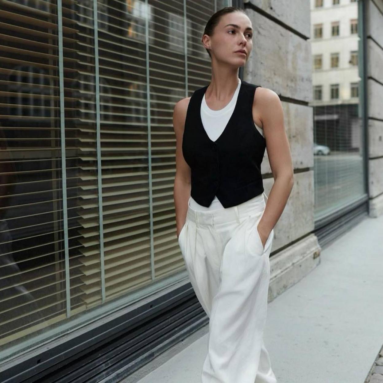 La influencer lleva un look de oficina de verano