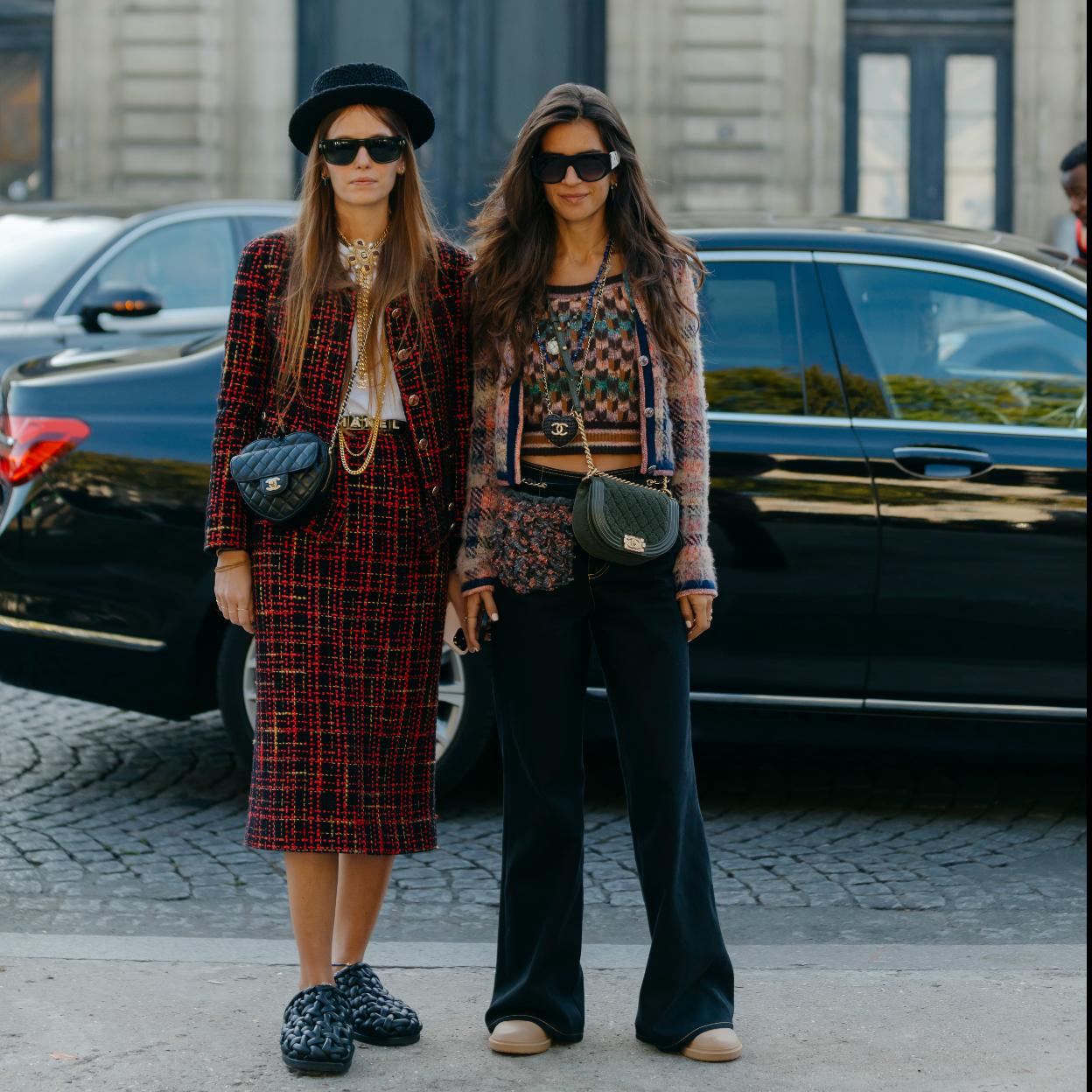 Dos looks de street style con zuecos de goma.