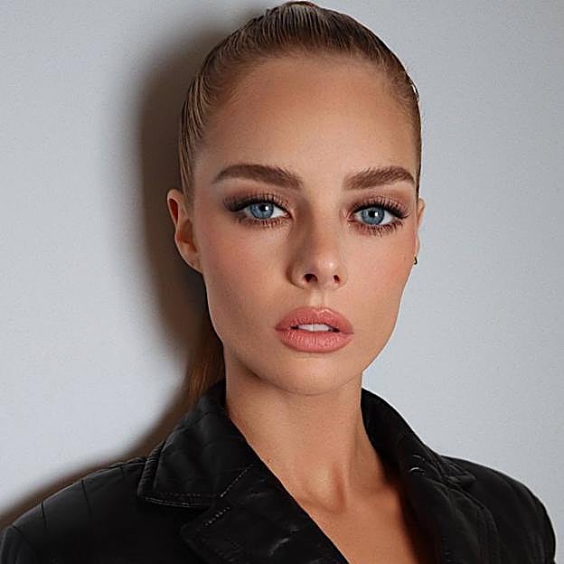 Samara Weaving con maquillaje de ojos sencillo para aumentar las pestañas