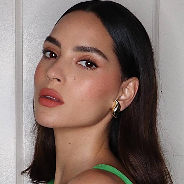 Adria Arjona con maquillaje de ojos natural con efecto buena cara