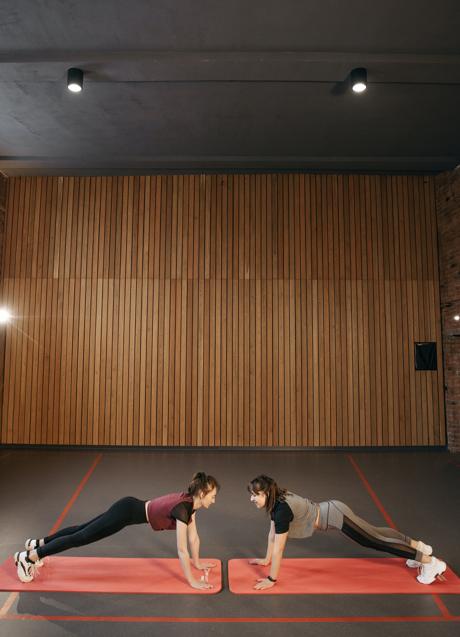 Imagen - Mujeres haciendo planchas/PEXELS