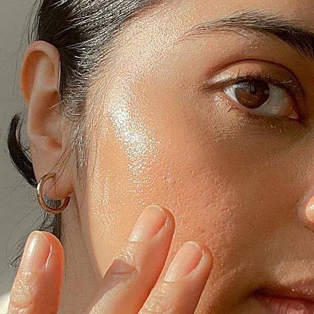 Mujer con luminosa tras el uso del exfoliante