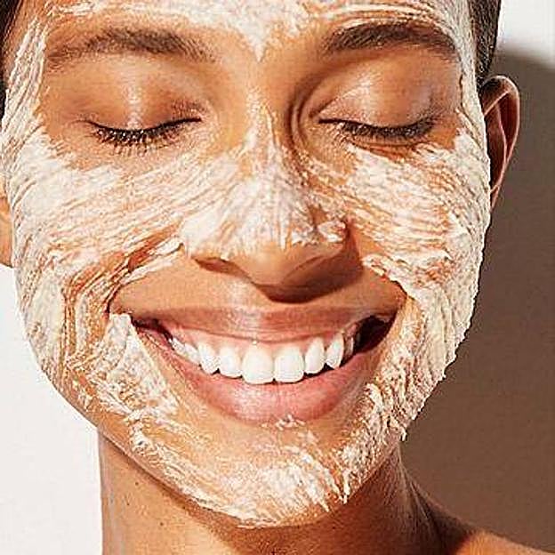 Mujer haciendo exfoliación del rostro