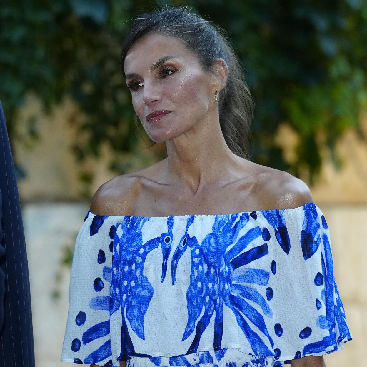 La reina Letizia eligió un alegre vestido de flores con gran escote barco para la recepción anual en Marivent. 