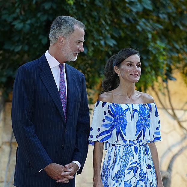 La reina Letizia estaba resplandeciente con un vestido estampado y una cola de caballo de lo más rejuvenecedora. 