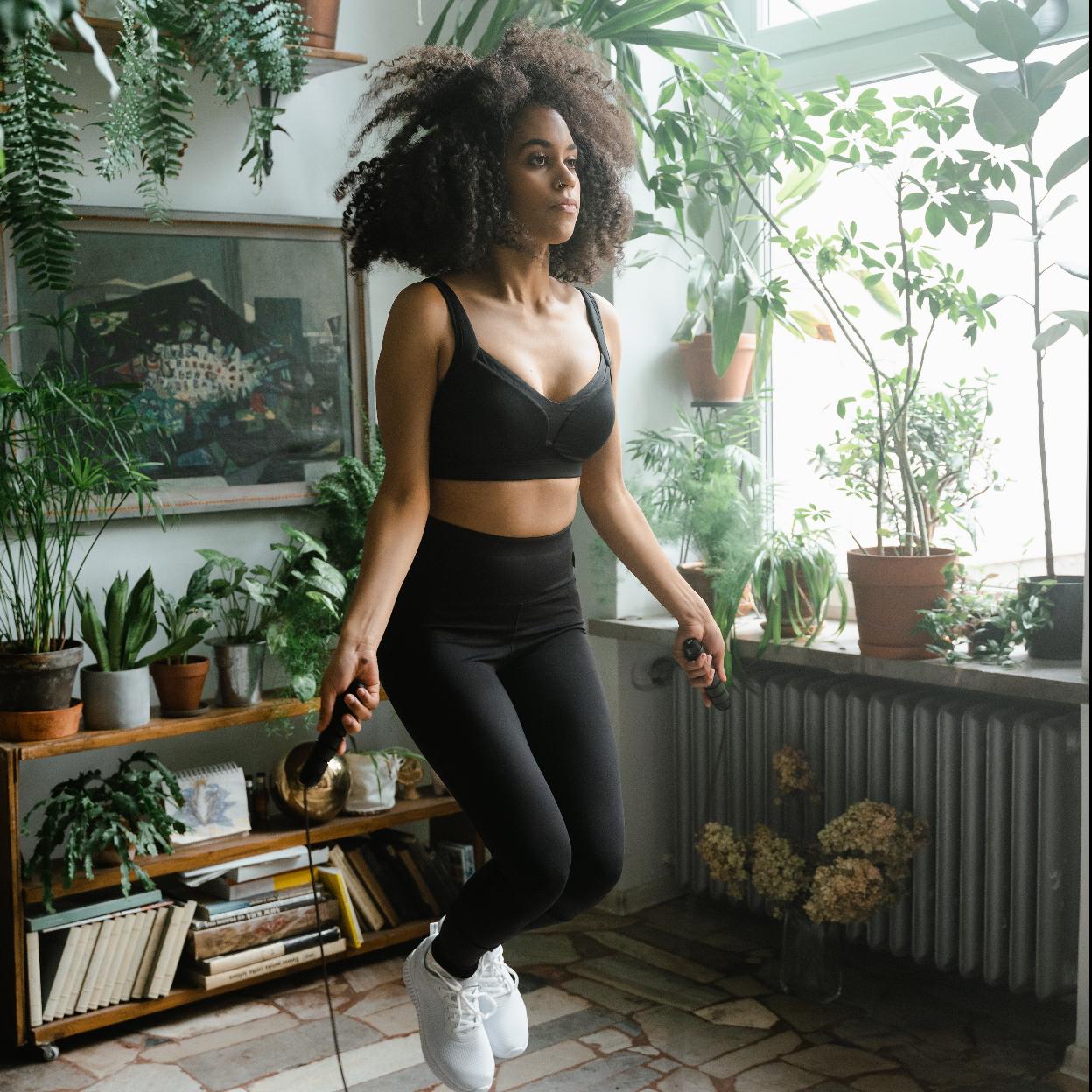 Mujer saltando la cuerda