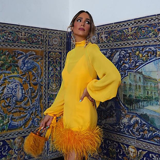 Así queda el vestido de plumas de Mango.