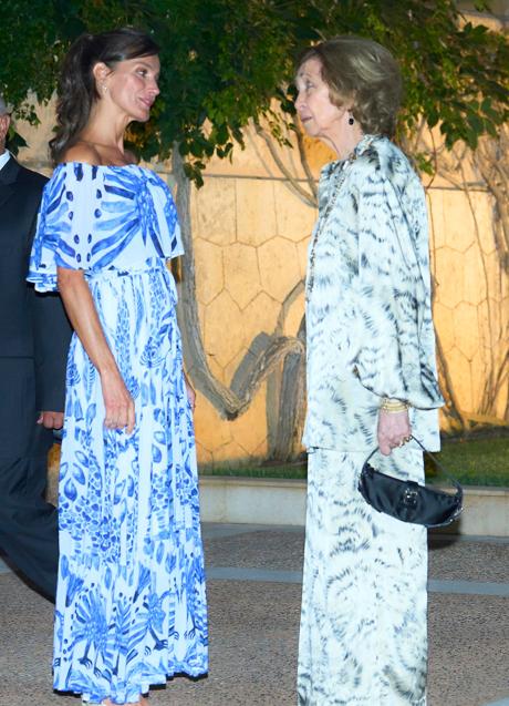 Imagen - La interacción entre la reina Letizia y Sofía de Grecia fue constante durante toda la recepción en Marivent, con momentos tan simpáticos y reveladores como este. (FOTO: LIMTED PICTURES)