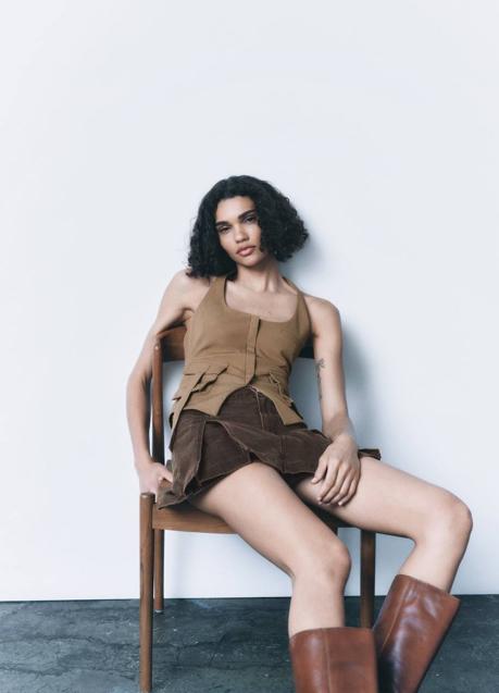 Imagen - Look con falda de tablas en marrón