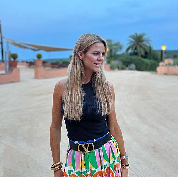 Amelia Bono ya ha estrenado la falda más deseada: esta es la prenda estrella del verano