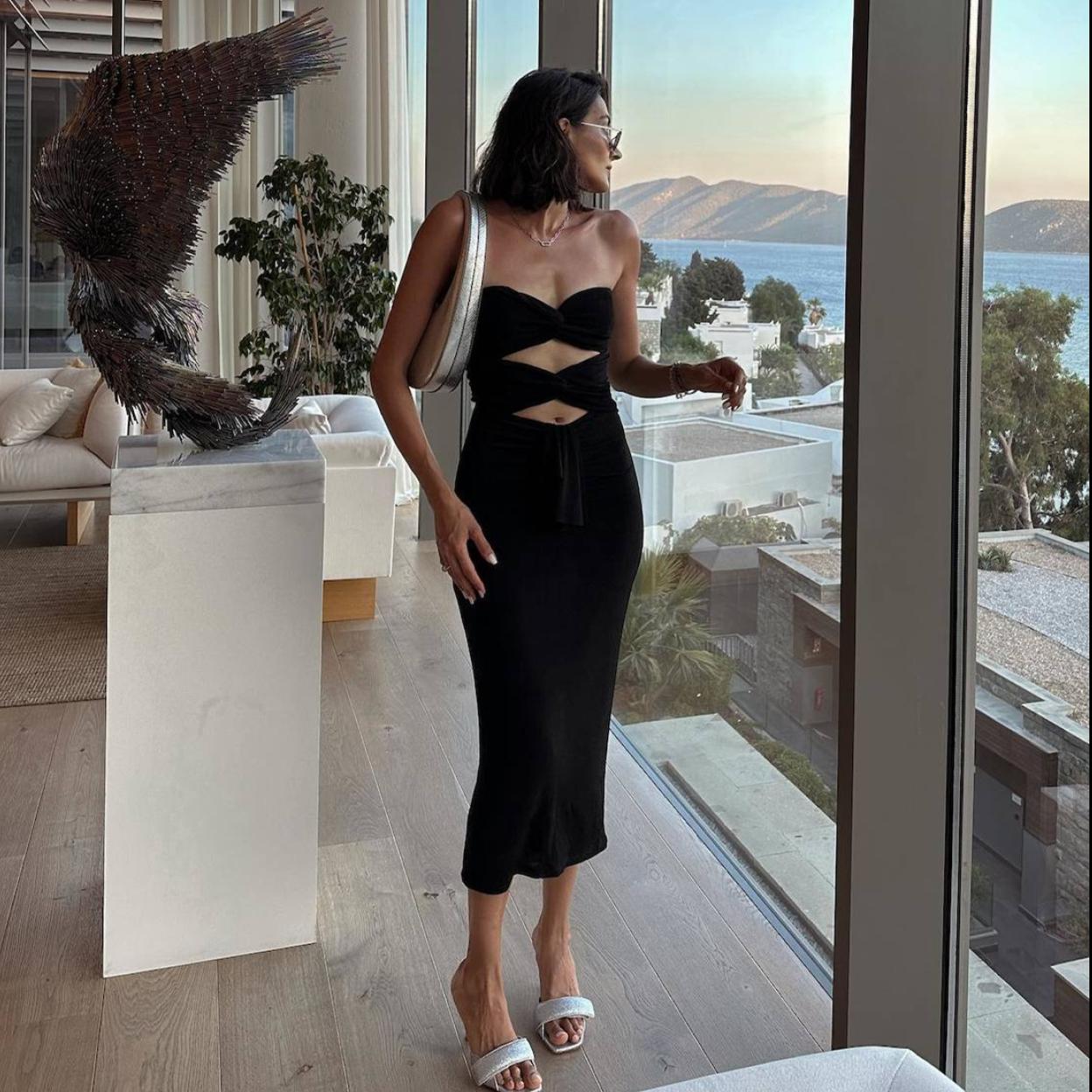 Influencer con vestido cut out que hace tipazo