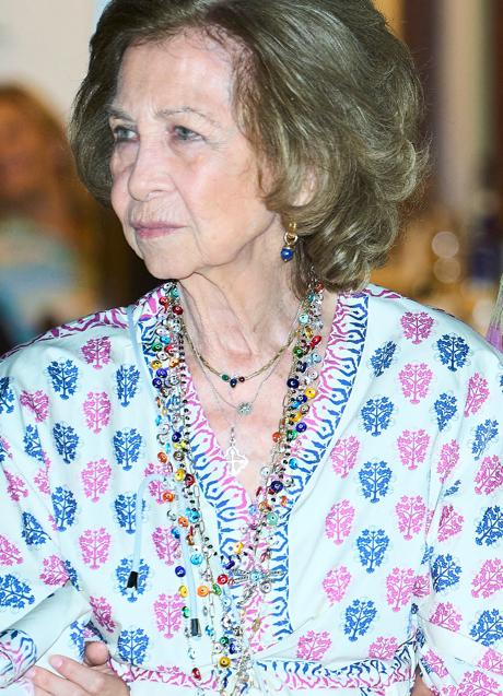 Imagen - Doña Sofía con collares de ojos turcos/LIMITED PICTURES