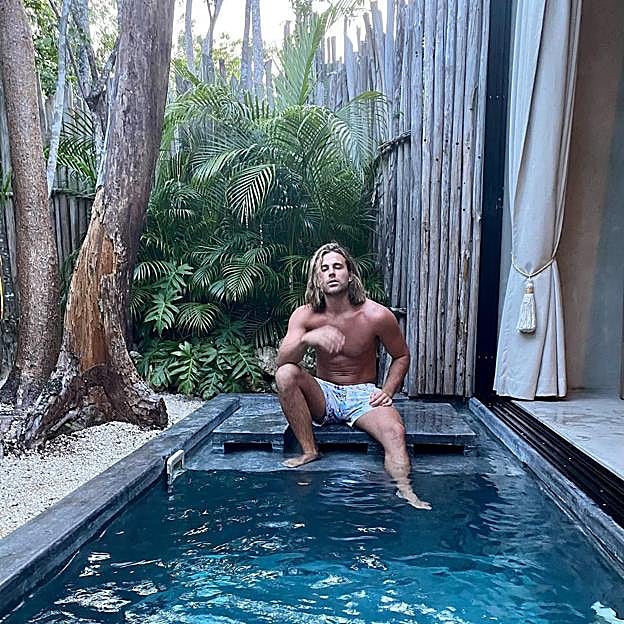 Daniel Sancho en una piscina