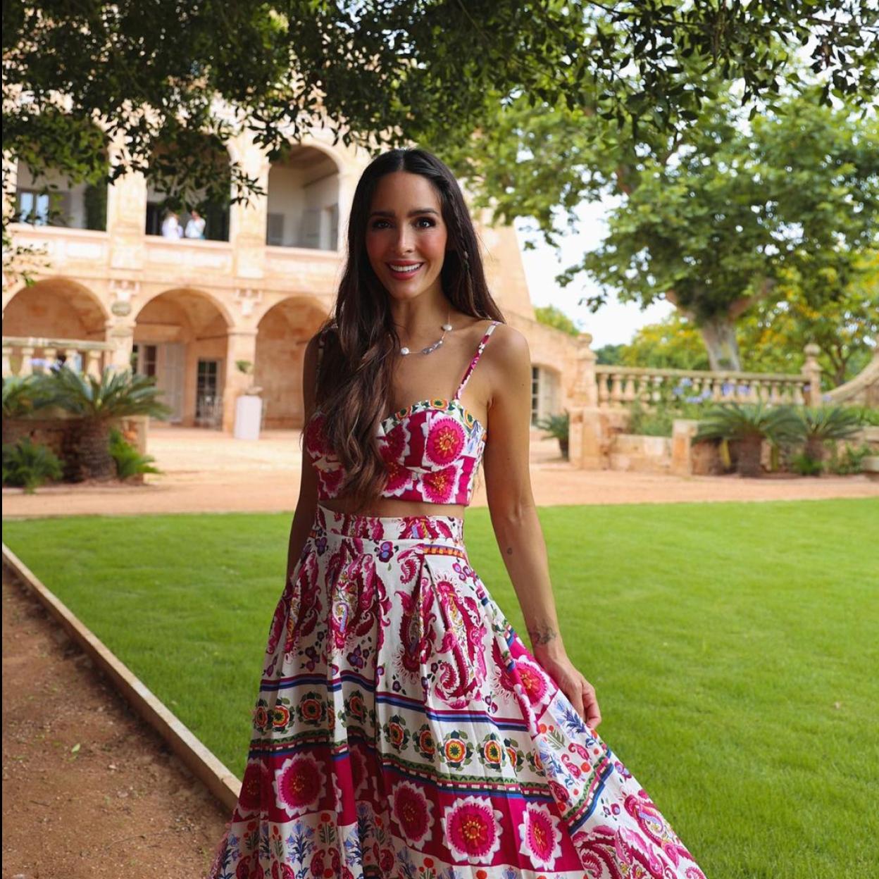 Las faldas midi de flores son perfectas para el verano.