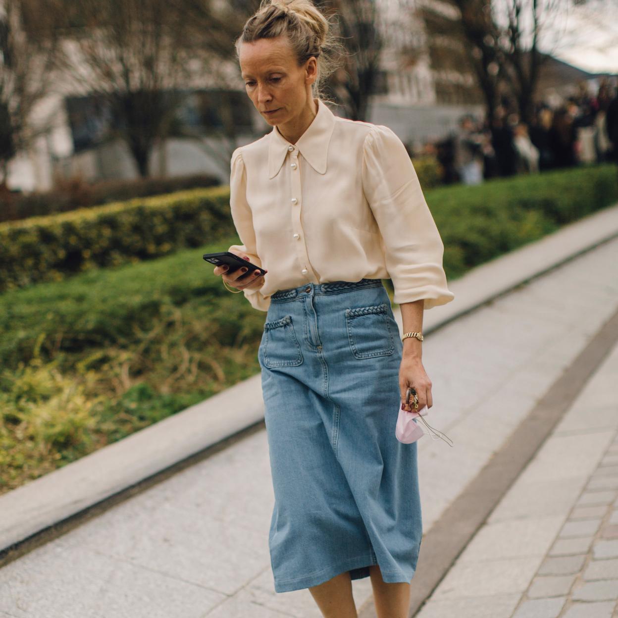 Una mujer con falda midi.