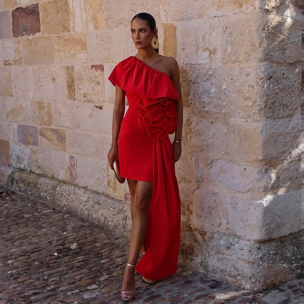 Influencer con look de invitada para bodas de verano y septiembre