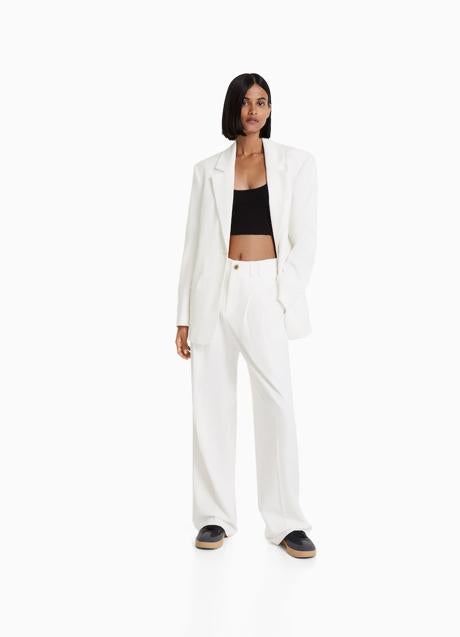 Imagen - Pantalones blancos de traje de Bershka, 20,99 euros.